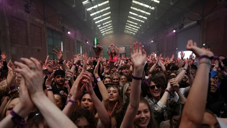 En Inglaterra quieren que los clubes nocturnos y grandes eventos soliciten pases Covid