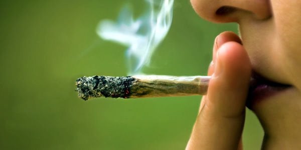 Estudio: Fumar marihuana aumenta la probabilidad de desarrollar adicción al alcohol