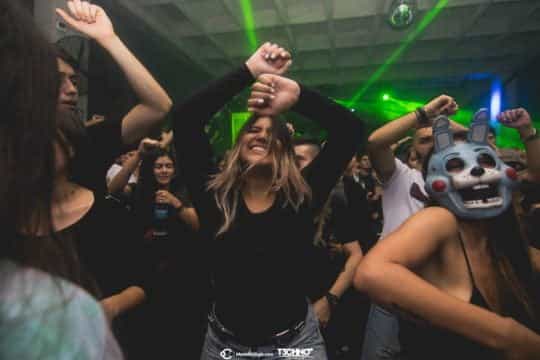 Mujeres que visten de negro son más inteligentes y modestas