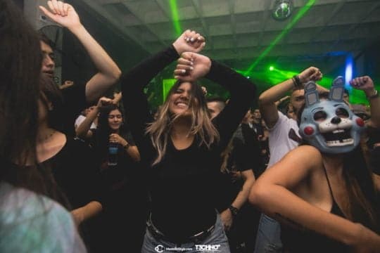 Mujeres que visten de negro son más inteligentes y modestas