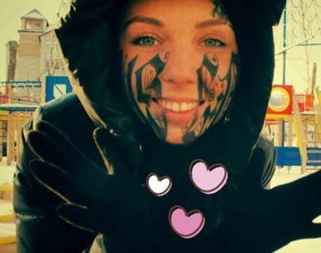 Joven mujer se tatua el nombre de su novio