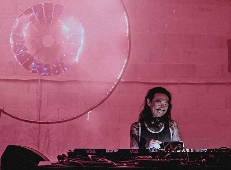 Póngase el traje de astronauta que DJ NOBU lo lleva a ver estrellas en #FDM2024 ¡Escucha su reciente MIX!