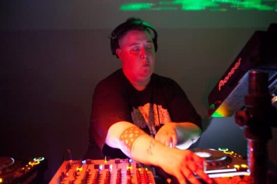 Báilate el viernes con DJ Shiva aka Noncompliant para el WHOLE festival