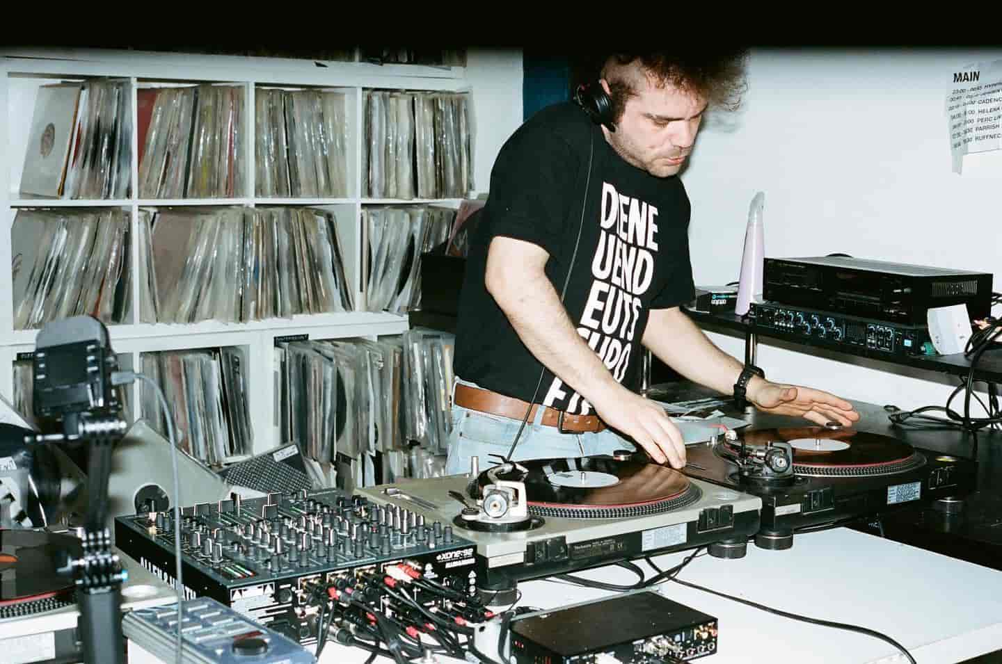 HÉCTOR OAKS se inspira en los rave old school para ARTE CONCERT