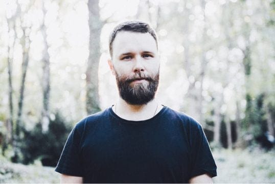 PÄR GRINDVIK: Escucha aquí cinco pistas prodigiosas del residente Medellinstyle ¡Artista FDM19!