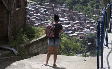Bala perdida le quitó la vida a un niño :(