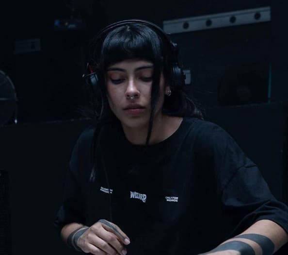 Entrevista a SARA DELIRIO: “Todavía hace falta la elección del género femenino desde criterios de valor y no desde la objetualización”