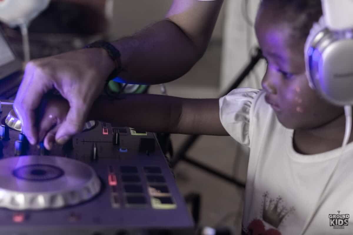 GROUNDKIDS: Donde los niños aprenden con música electrónica