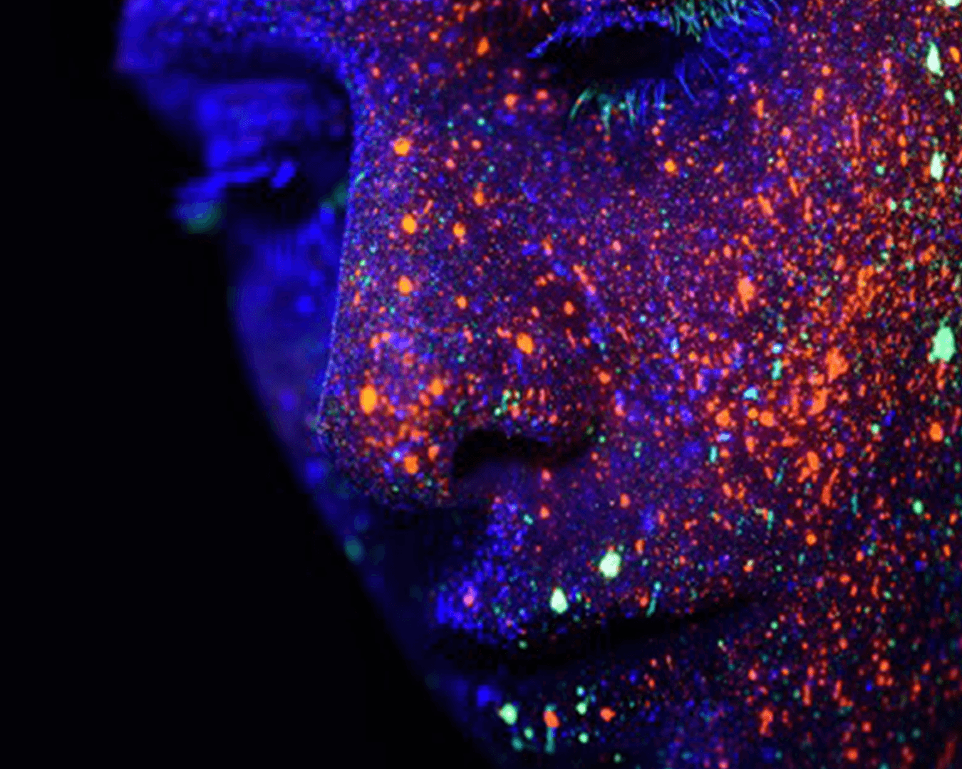 La unión europea prohíbe la purpurina y otros cosméticos con microplásticos