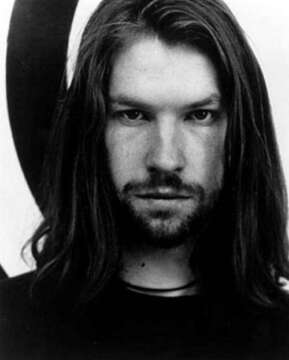 Un dirigible de Aphex Twin, está sobrevolando Londres. ¿Retorno del genio?...