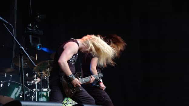 Agitar la cabeza en los conciertos puede dañar tu cerebro, según estudio.