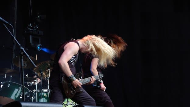 Agitar la cabeza en los conciertos puede dañar tu cerebro, según estudio.