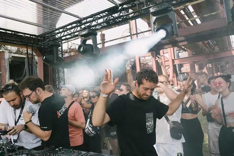 La pista de baile on fire con SETAOC MASS, escucha su reciente Mix y deja sin aliento al cuerpo #FDM2024