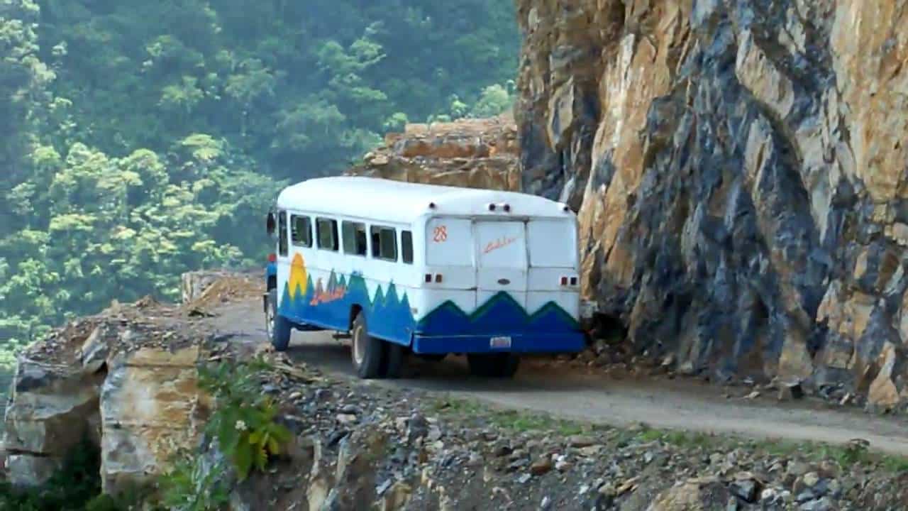 Estudio afirma que escuchar música a altos BPMs te convierte en conductor arriesgado