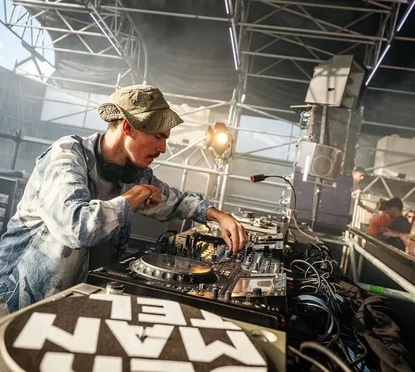 Todo va a arder con SIMO CELL, una cuota de lo atrevido en FREEDOM AdAstra