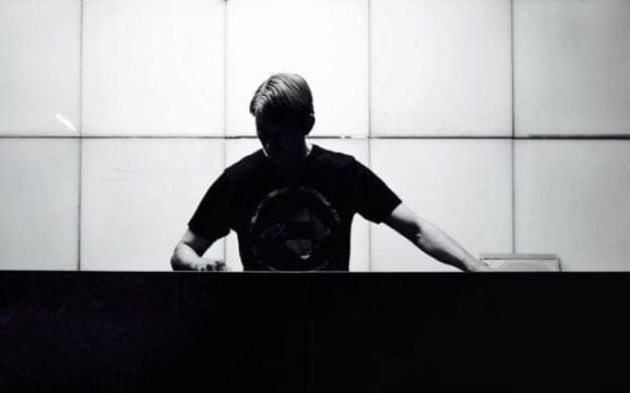 ¡Es un deber underground escuchar Rise And Shine! Último EP de Substance con estética industrial