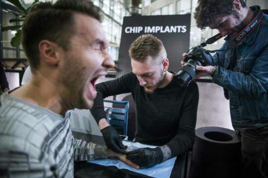EN LOS FUTUROS ARTIFICIALES TENDREMOS CHIPS SUBCUTÁNEOS QUE SIMPLIFICARAN NUESTRA VIDA