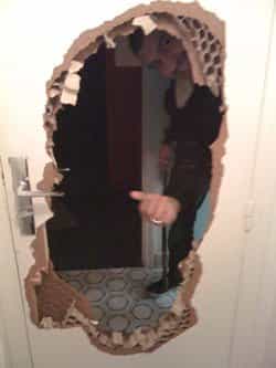 Troy Pierce se queda encerrado en un baño en el Rex de Paris, que gueva! jaja