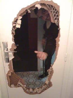 Troy Pierce se queda encerrado en un baño en el Rex de Paris, que gueva! jaja