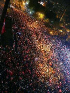 Levantamiento masivo en Turquía contra destrucción de un parque para convertirlo en centro comercial