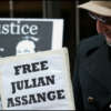 Michael Moore colabora con US$20.000 para la fianza de Assange