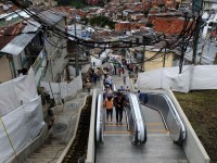 Cobran "peaje" en las escaleras mecánicas públicas de Medellín