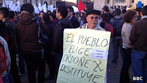 Manifestante en contra de la destitución del alcalde de Bogotá, Gustavo Petro