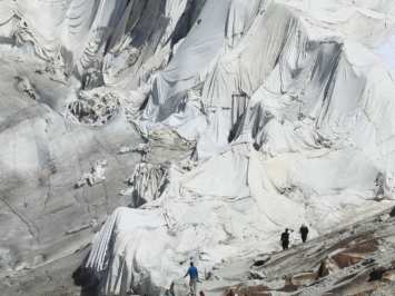 En Suiza, Alemania e Italia cubren los glaciares con mantas para impedir que se deshielen