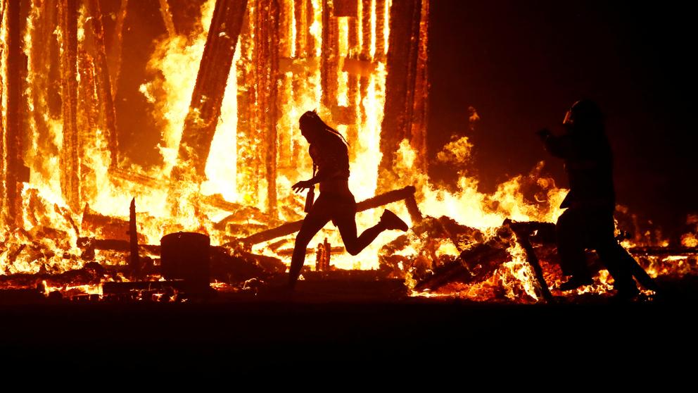 Muere el hombre que se lanzó a las llamas de Burning Man
