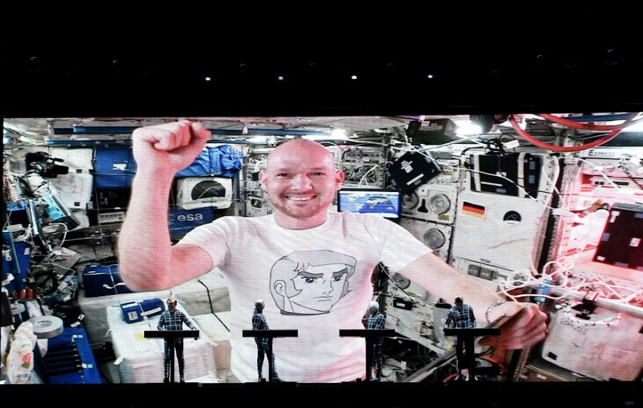Kraftwerk se conecta a Astronauta en una estación espacial en pleno concierto y tocan música Juntos