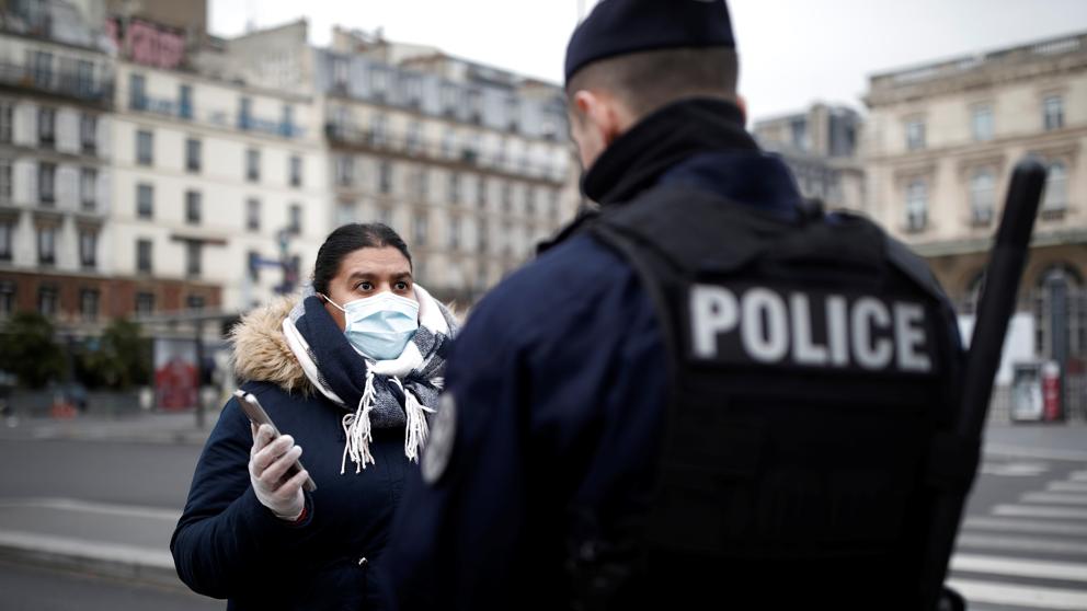 Francia declara el estado de emergencia y cuarentena en París y otras ocho ciudades