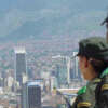 A piedra y bala reciben a policías en barrios de Medellín