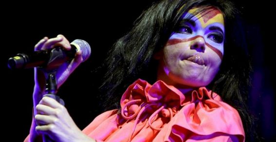 Björk cancela su actuación en Sónar Sao Paulo por nódulos en cuerdas vocales pero los organizadores devolveran el dinero si es requerido.