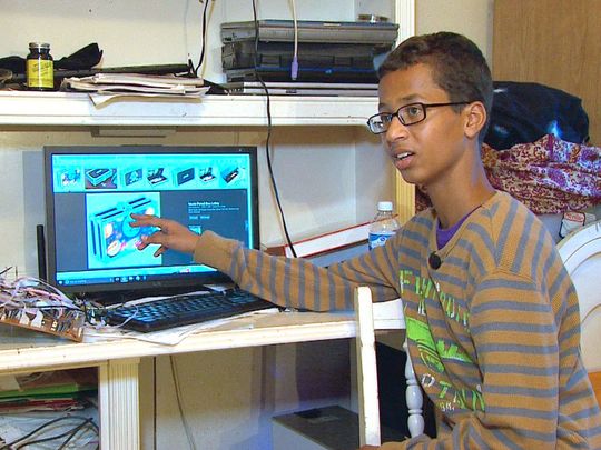 Islamofobia: Ahmed Mohamed de 12 años creador de un reloj confundido por bomba es defendido por Zuckerberg