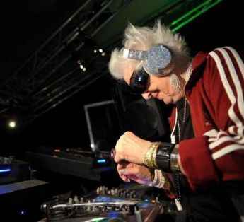 Ruth Flowers Abuela británica que se adueño de fiestas francesas como DJ.