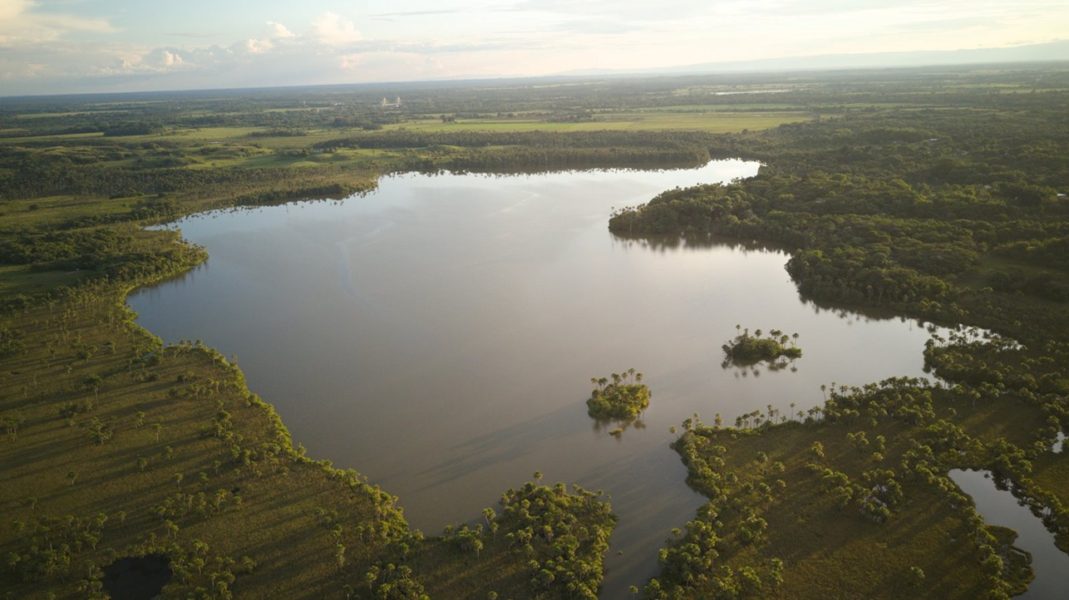 Lomalinda, la increíble laguna que tiene la forma del mapa de Colombia