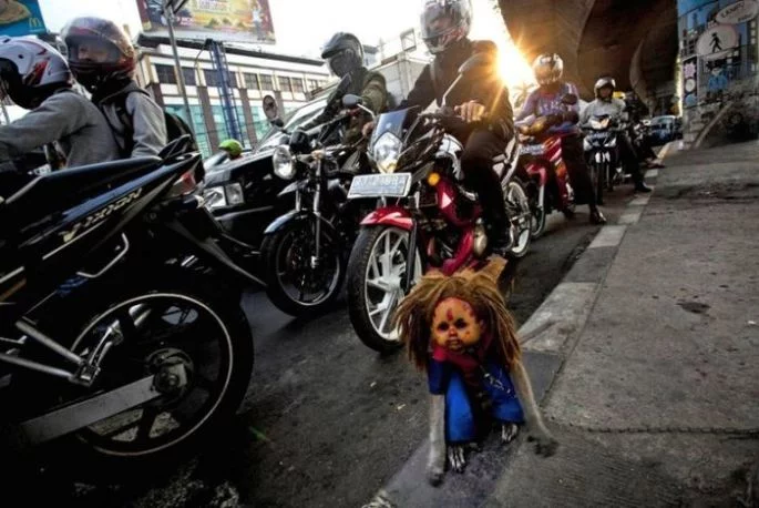 Creepy Indonesian street monkeys 6 PERTURBADORES MONOS ENMASCARADOS MENDIGAN EN INDONESIAsin categoria 