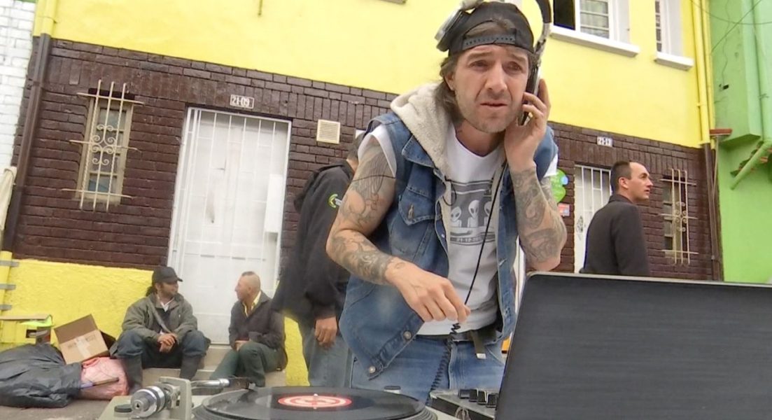 El DJ que cambió las rumbas para llevar la música a los habitantes de calle en Bogotá