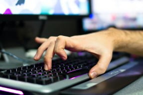 Proyecto de ley podría llevar a la cárcel a “trolls” de Internet en el estado de Arizona