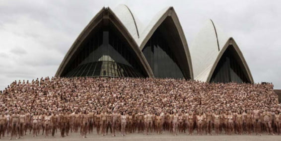 Spencer Tunick se le medirá a fotografiar desnudo masivo en Bogotá