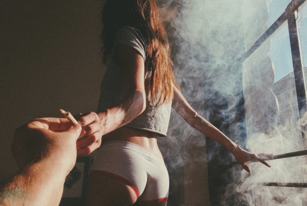 Consumir marihuana aumenta la probabilidad de tener relaciones sexuales