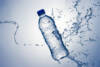 El agua que tomamos tiene residuos de plástico y medicamentos