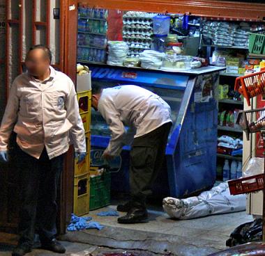 El 19 de febrero anterior los sicarios llegaron a esta tienda del barrio Aures y asesinaron a bala a una mujer de 50 años y a un hombre de 35. Foto de Carlos Taborda.