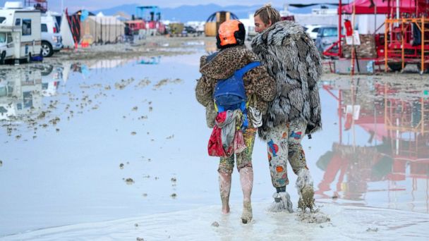 Más de 70.000 personas quedaron atrapadas en el lodo del festival Burning Man