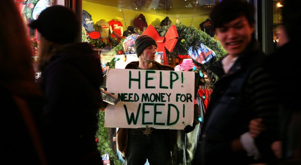 ‘El hombre hierba’ o cómo ganar 3.000 euros al mes pidiendo para marihuana