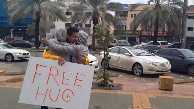 Arrestado un saudí por dar abrazos en público