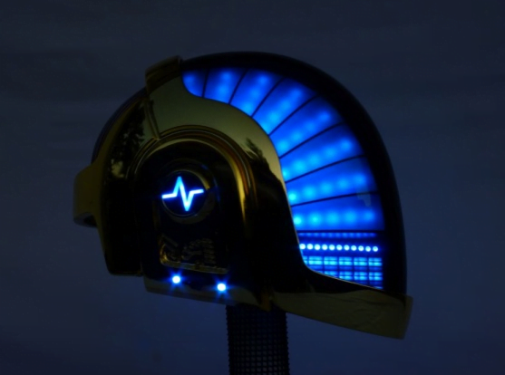 Una réplica del casco de Daft Punk que funciona con MIDI