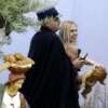 VIDEO: Activista de Femen desnuda se roba a el niño Jesus del pleno pesebre Vaticano