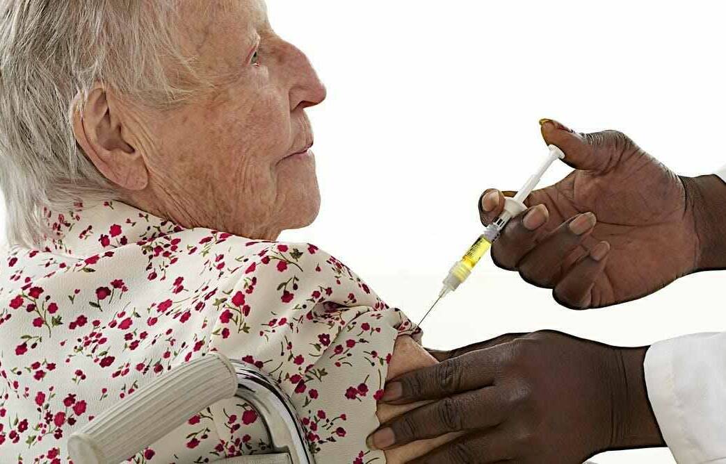 Vacunas no quitan riesgo de muerte en adultos mayores de 75 años