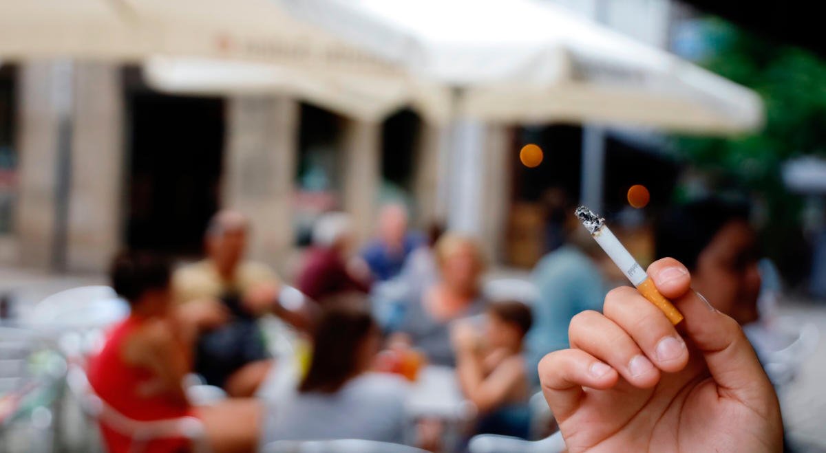 España: 2800 contagios ayer por eso prohibe fumar en espacios públicos y cierre de locales nocturnos